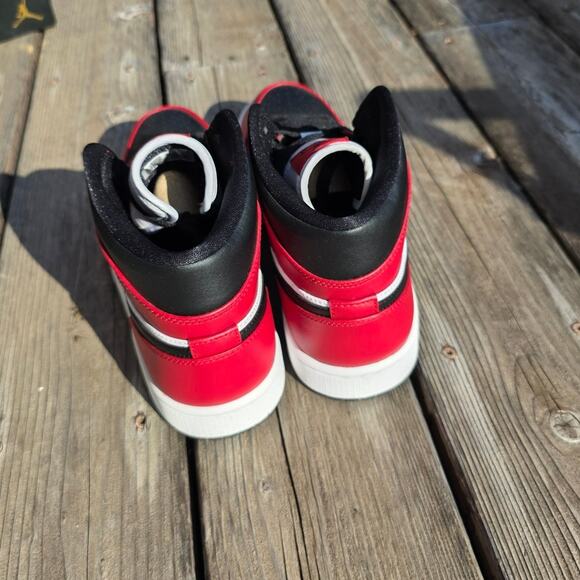 Nike Air Jordan 1 Mid "Chicago Toe" - Picture 5 of 8